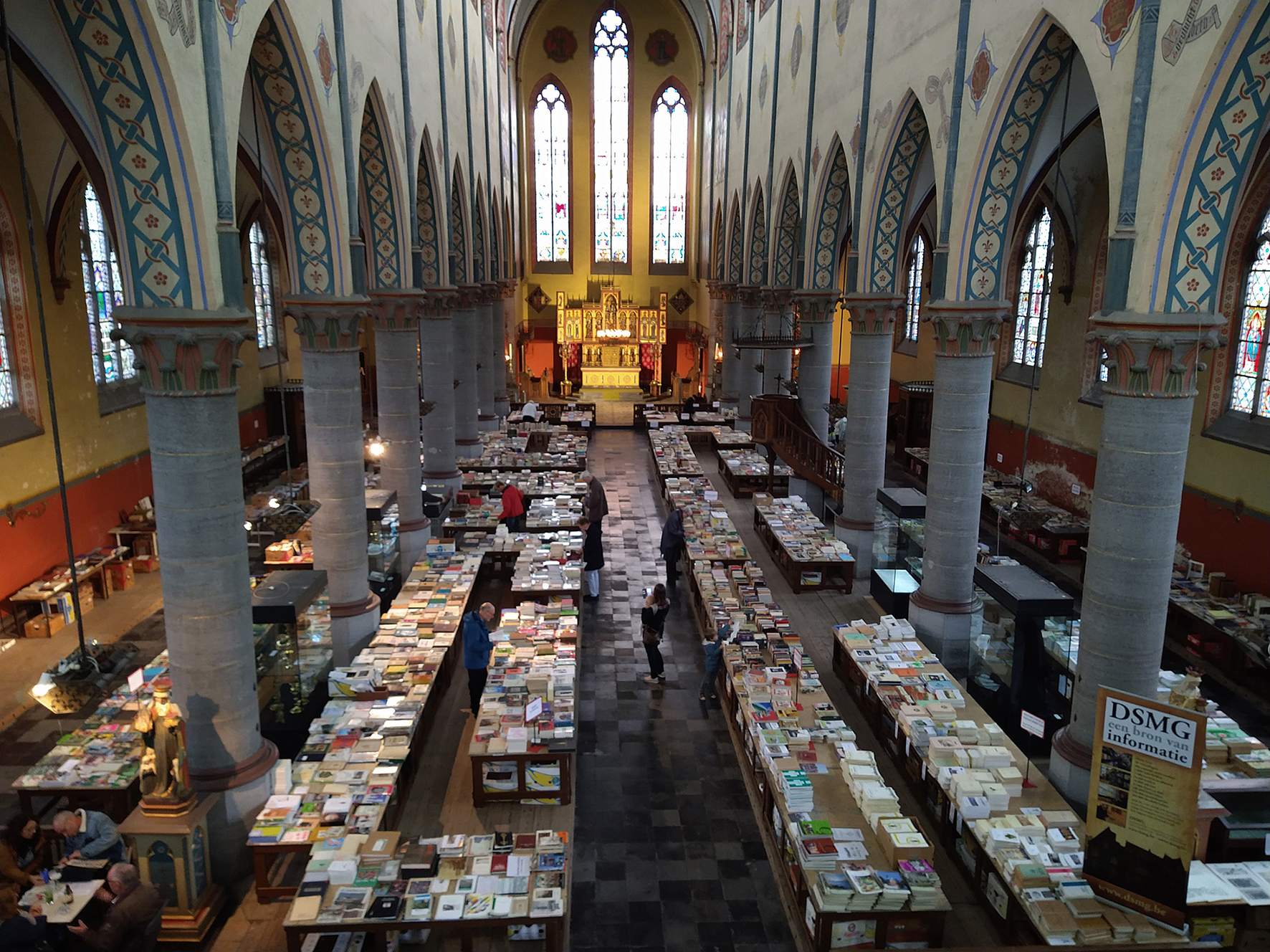 Een met boeken gevulde kerk