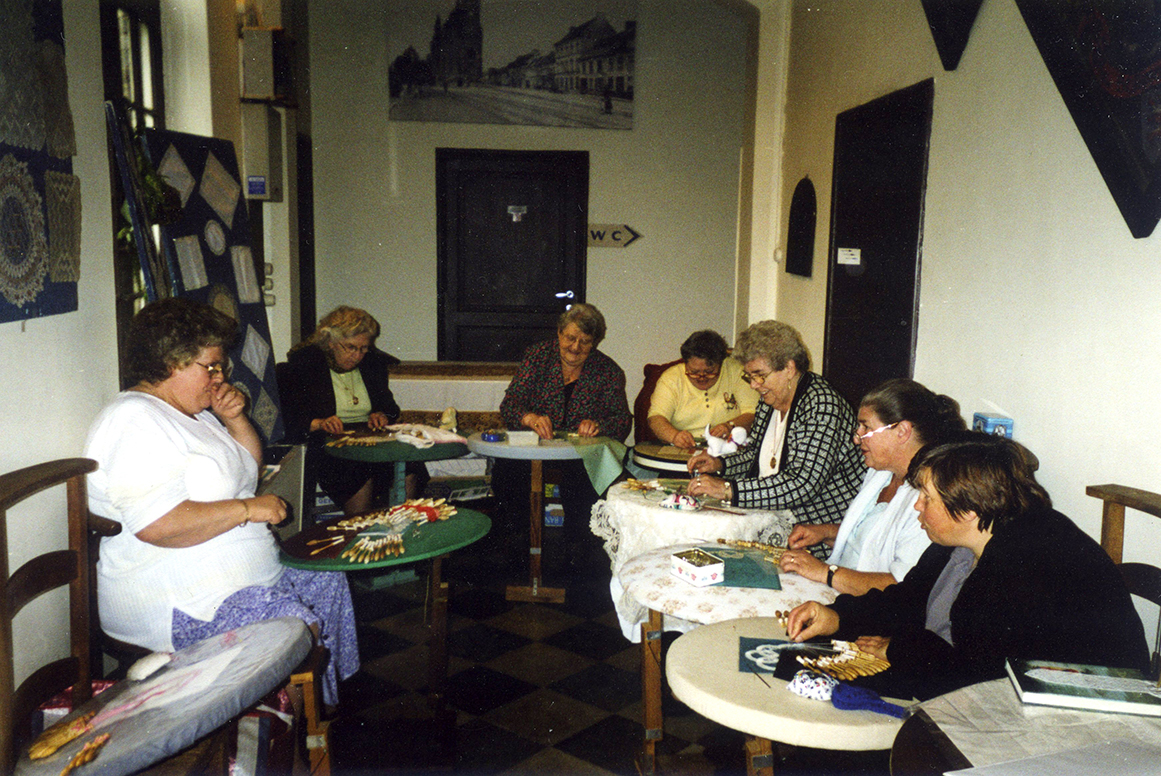 kantwerksters in de gang van convent Engelbertus