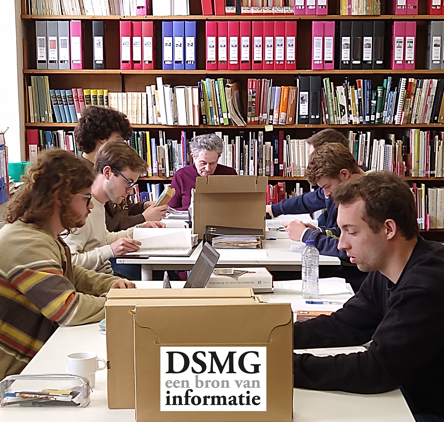 Studenten doen opzoekingen in de bib van het DSMG